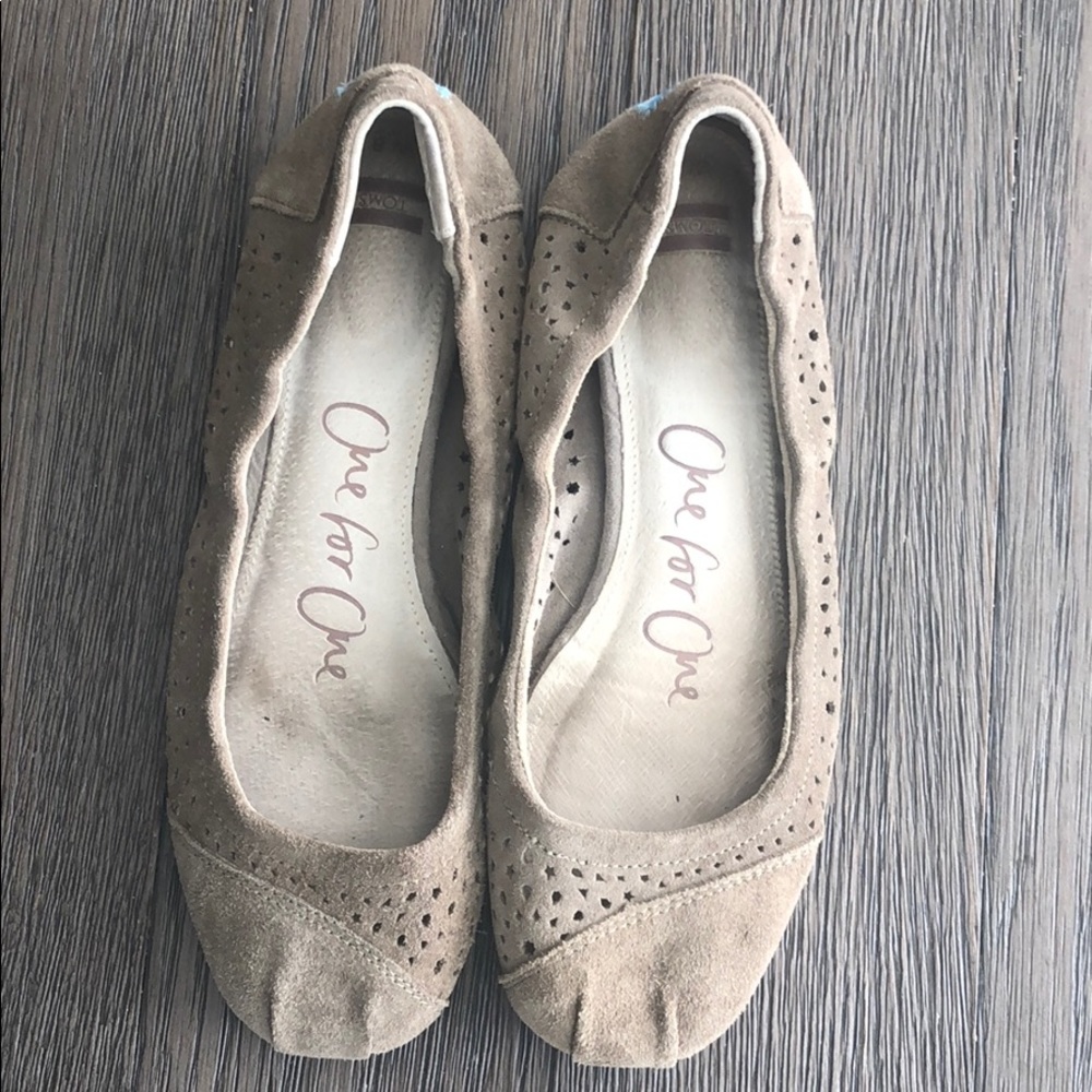 Size 8 Toms Beige flats